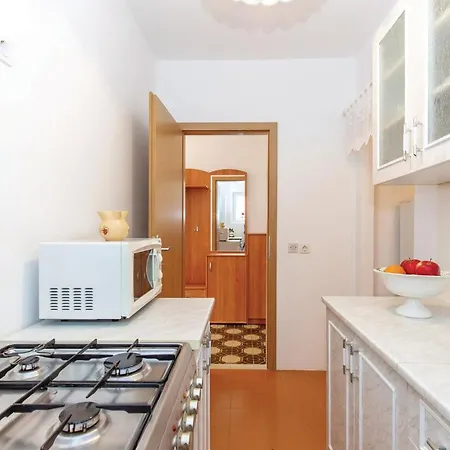 Dom wakacyjny 2 Bedroom Front In Šmrika