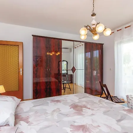 Dom wakacyjny 2 Bedroom Front In Šmrika