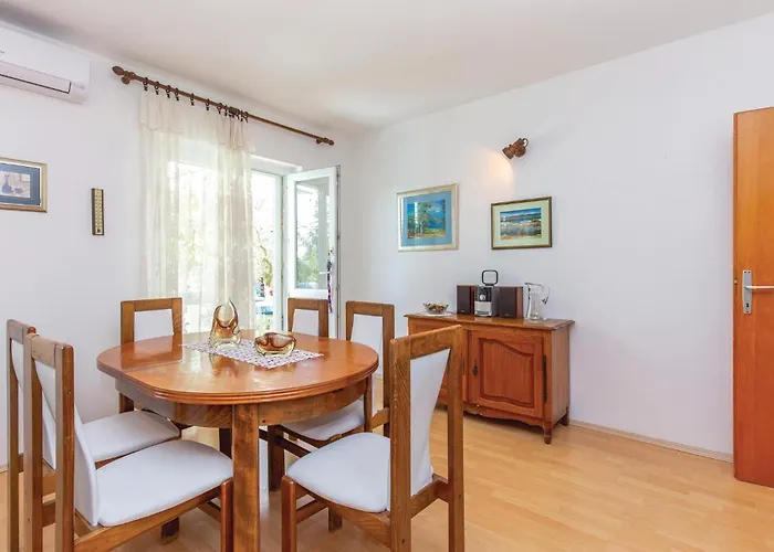 Casa vacanze 2 Bedroom Awesome In Šmrika