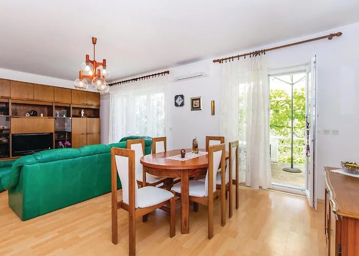 2 Bedroom Awesome In Casa vacanze