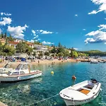 2 Bedroom Awesome In Σπίτι διακοπών Šmrika
