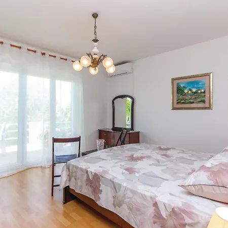 2 Bedroom Awesome In Dom wakacyjny