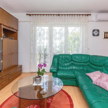 2 Bedroom Front In *