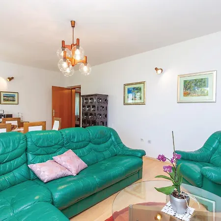 2 Bedroom Front In *