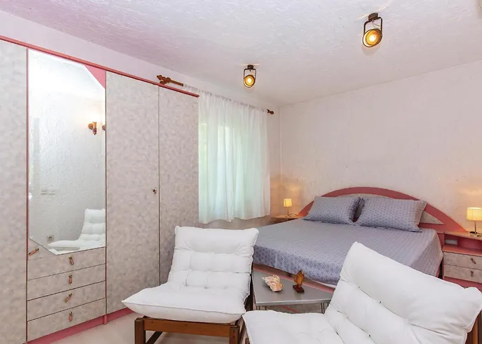 2 Bedroom Awesome In Šmrika